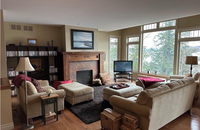 Lake Vernon Cottage With Private Waterfront
