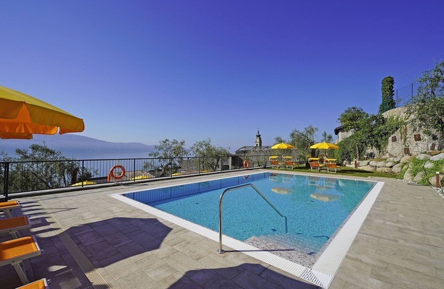 lake view apartment quiet location parking and swimming pool in the olive trees.