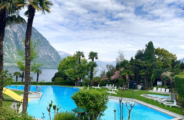 Lake view apartment with terrace, outdoor pool and parking space
