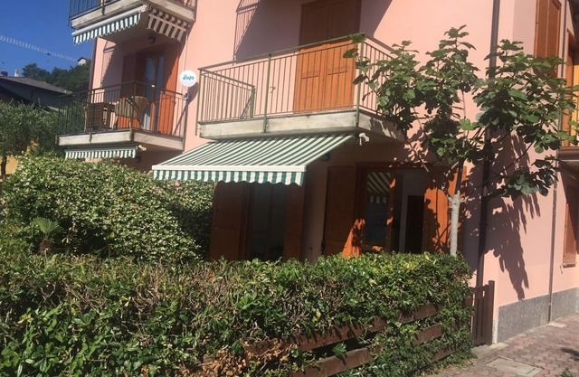 Lake View. Beautiful three-room apartment with garden and pool. Lake Como.