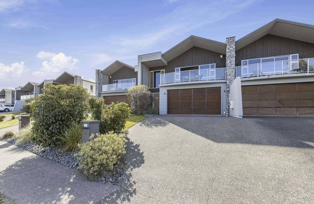 Lake View Bliss - Lake Taupo Holiday Home