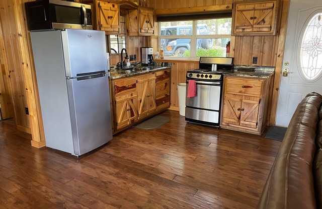 Lake View Cabin, weekend GETAWAY at Tenkiller Lake