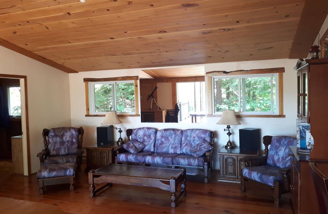 Lake view Cottage. Private location only a few steps to water access