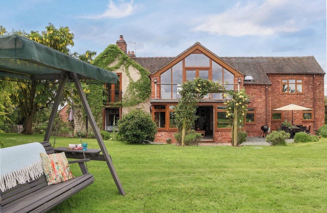 LAKE VIEW COTTAGE, family friendly, with a garden in Market Drayton