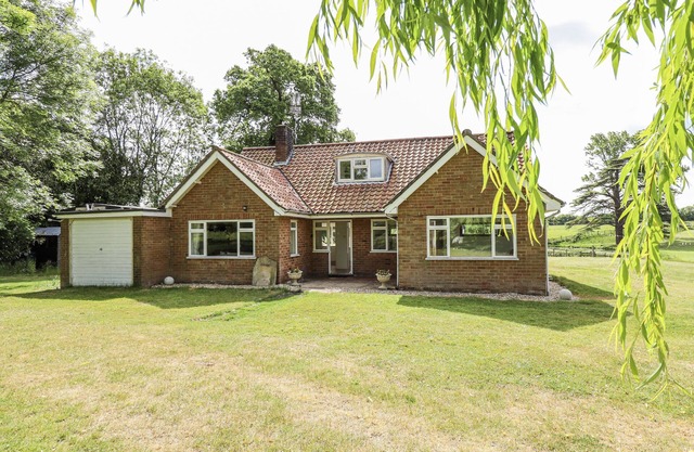 LAKE VIEW COTTAGE, family friendly, country holiday cottage in Alford