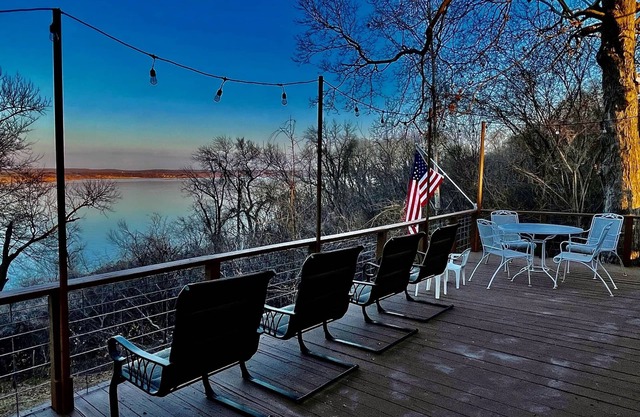 Lake View cottage, secluded, quiet, total remodel, 3 king beds