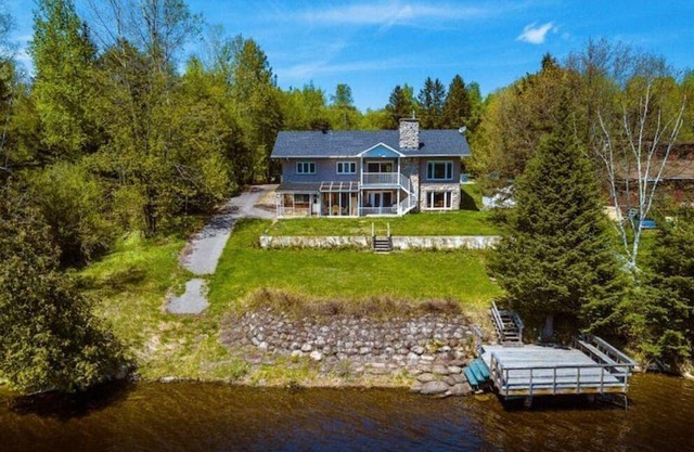 Lake-view cottage with spa for 14 people 1-hour from Montreal