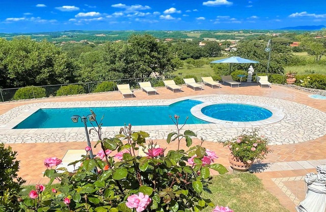 LAKE VIEW : EXCLUSIVE LUXURY VILLA/POOL+JACUZZI/SLEEPS 20