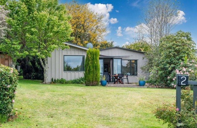 Lake-view Hideaway - Acacia Bay, Taupo