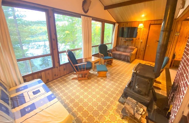Lake View Paradise with 3 Bedrooms, Getaway!