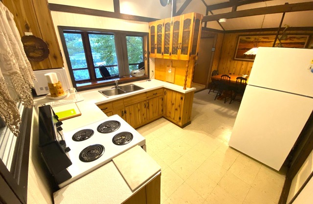 Lake View Paradise with 3 Bedrooms, Getaway!