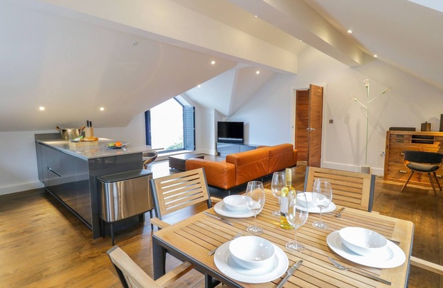 LAKE VIEW, romantic, luxury holiday cottage in Bowness-On-Windermere
