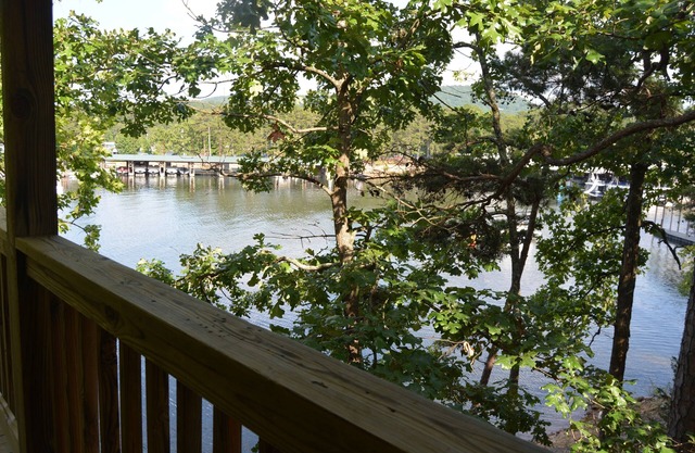 Lake view two bedroom, two bath log-sided, luxury Harbor North loft cottage with hot tub overlooking Lake Ouachita. by RedAwning