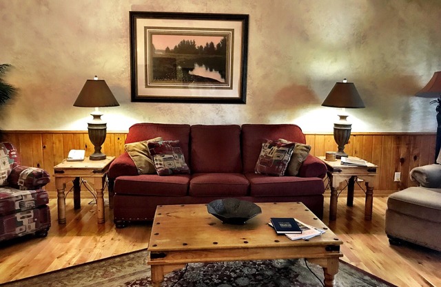 Lake view two bedroom, two bath Harbor North luxury cottage with private hot tub overlooking Lake Ouachita. by RedAwning