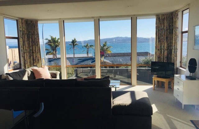 Lake Views Bach with Wi-Fi & outdoor thermal pool