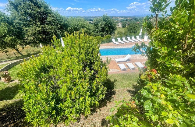 LAKE VIEWS BOLSENA-EXCLUSIVE VILLA/POOL/JACUZZI/SLEEPS 24/CHILDRENS PLAYGROUND