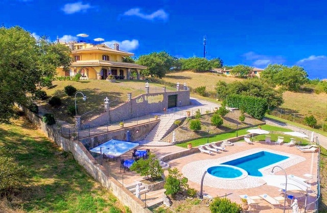 LAKE VIEWS BOLSENA/LUXURY, EXCLUSIVE VILLA/POOL/JACUZZI-SLEEPS 24