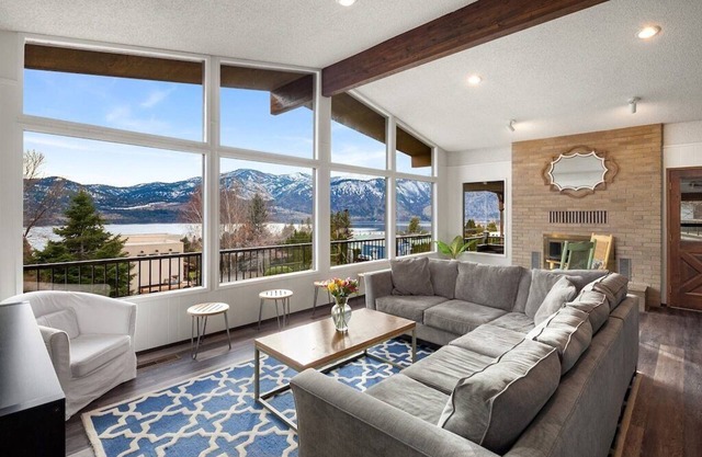 Lake views, hot tub, movie room w/arcade games, dogs OK