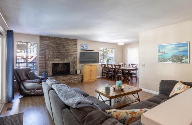 Lake Views in 3bdr Family Home w/Hottub