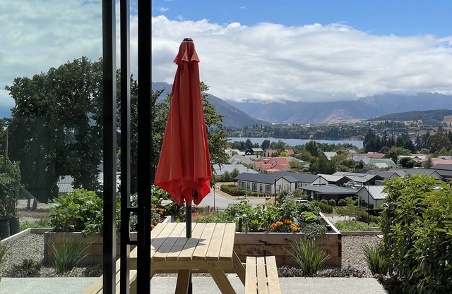 Lake views - new apartment with room to relax