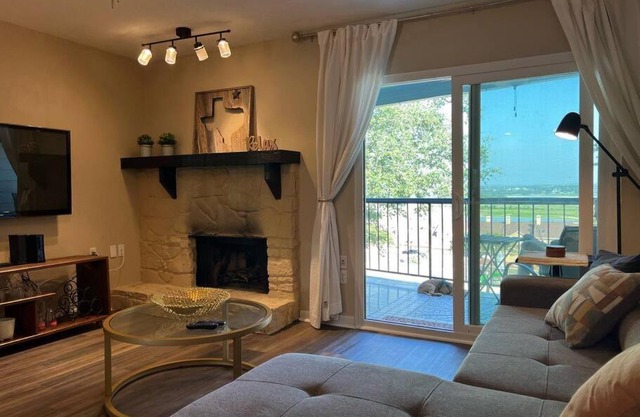 Lake Views, Sleeps 4, Pool, Pets Welcome!