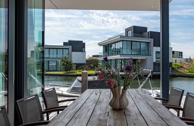 Lake villa on the Veerse Meer with dock - 6 persons -WPW-16