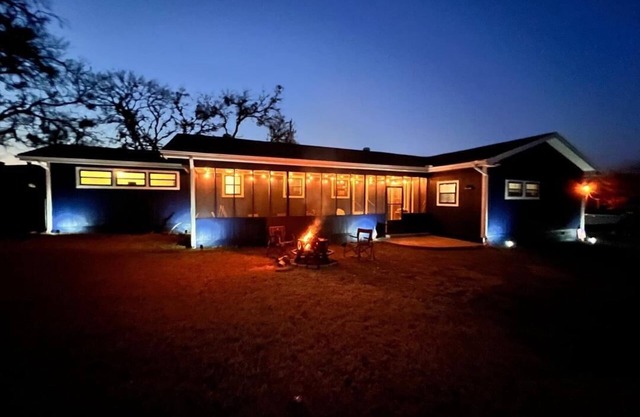 Lake Whitney - Lake House - Walking Distance to the Lake