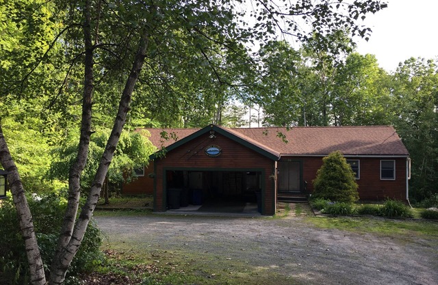 Lake Winni, walk to the beach, boat ramp, 3 acres, pool table, firepit, canoe