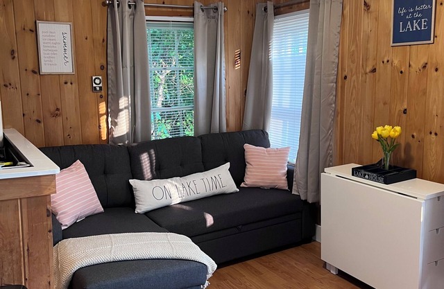 Lake Winnie Waterfront cottage w/sandy beach, short walk to best spots in town!
