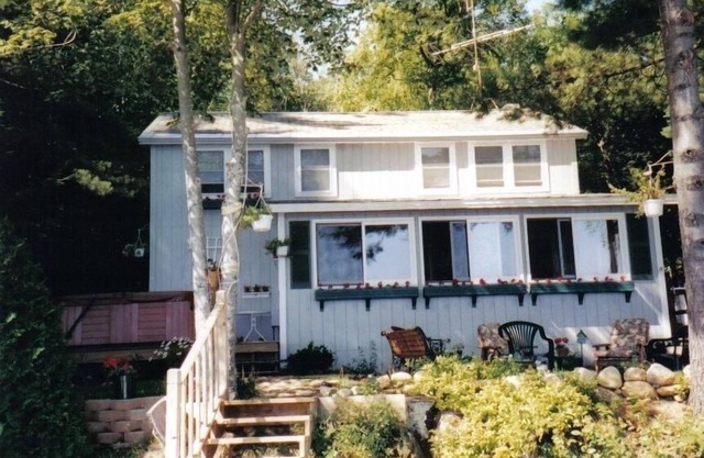 Lake Winnisquam NH. Lovely, Private Waterfront Home, 3 BR's, 2 bath, Jacuzzi.
