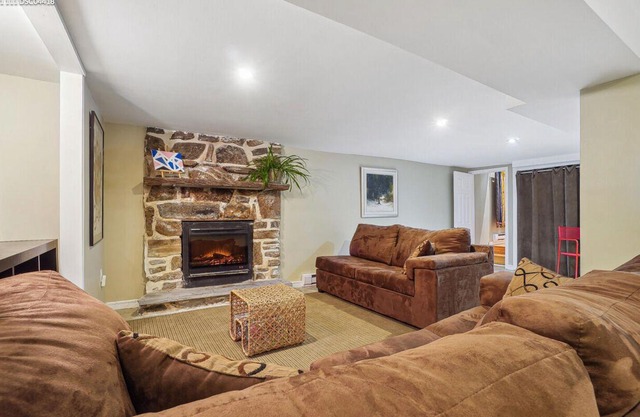 Lakefront chalet in the heart of the Laurentides. Within 1 hour of Montreal!