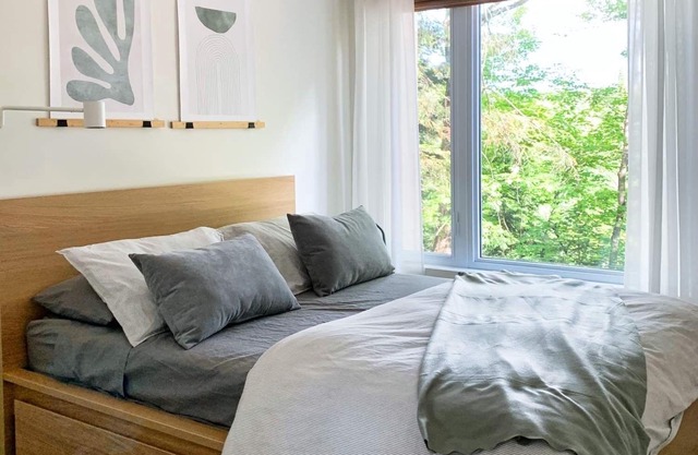 Lakefront cottage in the Laurentians