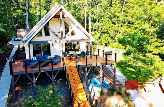 Lakefront retreat for family, friends & fun!
