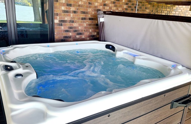 Lakefront: 2-7p, Hot Tub+ Fireplace + Kayaks + Pool Table + Ice Fishing