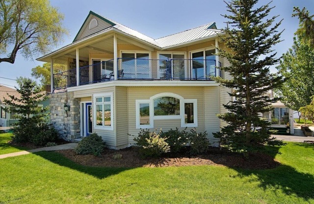 Lakefront 3-BR Home Summer and Winter Getaways close to Sports Force