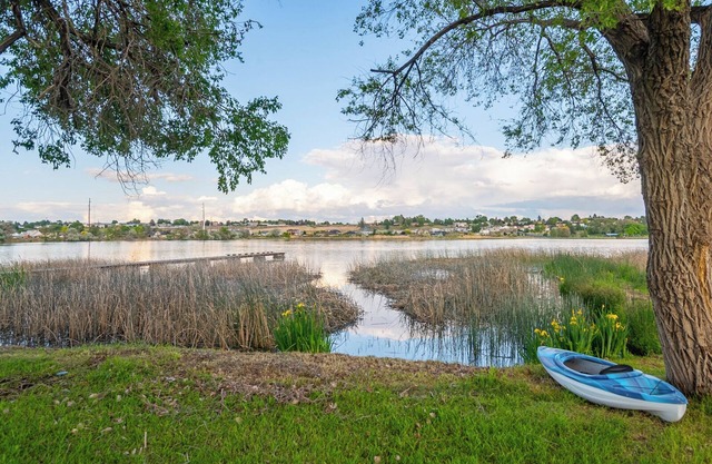 Lakefront 4-bedroom house with AC, WiFi in parklike setting on Moses Lake.