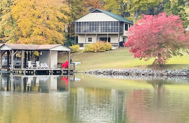 Lakefront 4bd-2ba; Deep water; Large Porch; 2 night min; Sleeps 14; Pet friendly