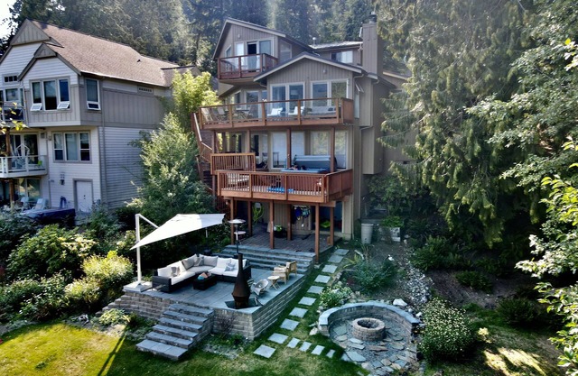 Lakefront 5 bedroom & 3.5 bathroom House with Water Toys, Patio & Fire Pit
