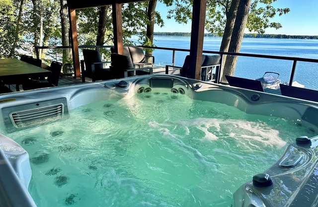 Lakefront 5BR/3BA. Dock, Kayaks, Hot Tub & Games!