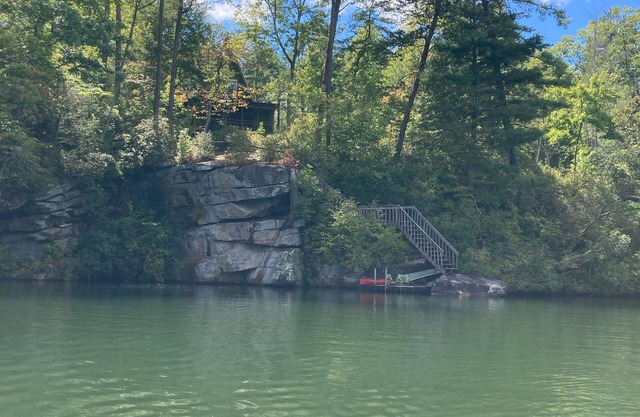 Lakefront A-Frame steps from Tallulah Gorge and 90 minute drive from Atlanta