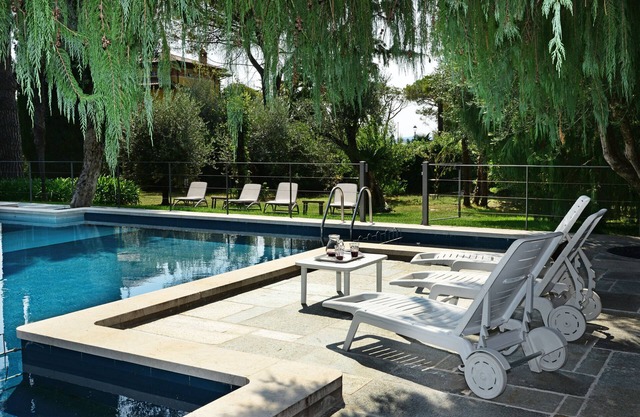Lakefront Apartment "Al Segnavento Roccafredda" with Pool, Wi-Fi & Garden