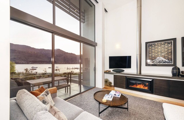 Lakefront Apartment close to town