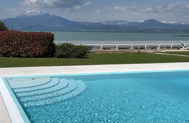 Lakefront apartment with pool and WiFi