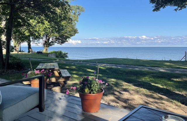 Lakefront, Beachfront Breezy Cottage