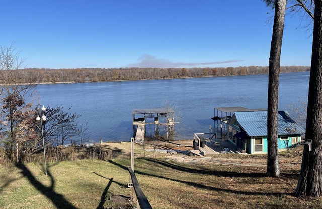 Lakefront, beautiful views of Pickwick Lake, big pier for fishing and docking