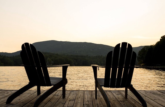 Lakefront Bliss Nestled in Great Smoky Mountains