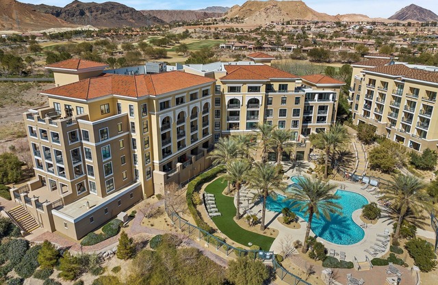 Lakefront Bliss Stunning Views & Peaceful Vibes