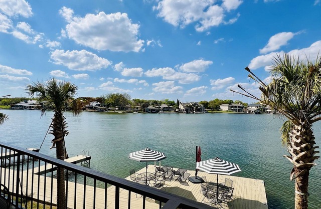 Lakefront | Boatslip | SUP/Kayaks | Wi-Fi | King