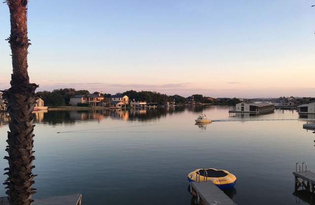 Lakefront | Boatslip | SUP/Kayaks | Wi-Fi | King