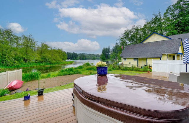 Lakefront Bremerton Vacation Rental w/Hot Tub!